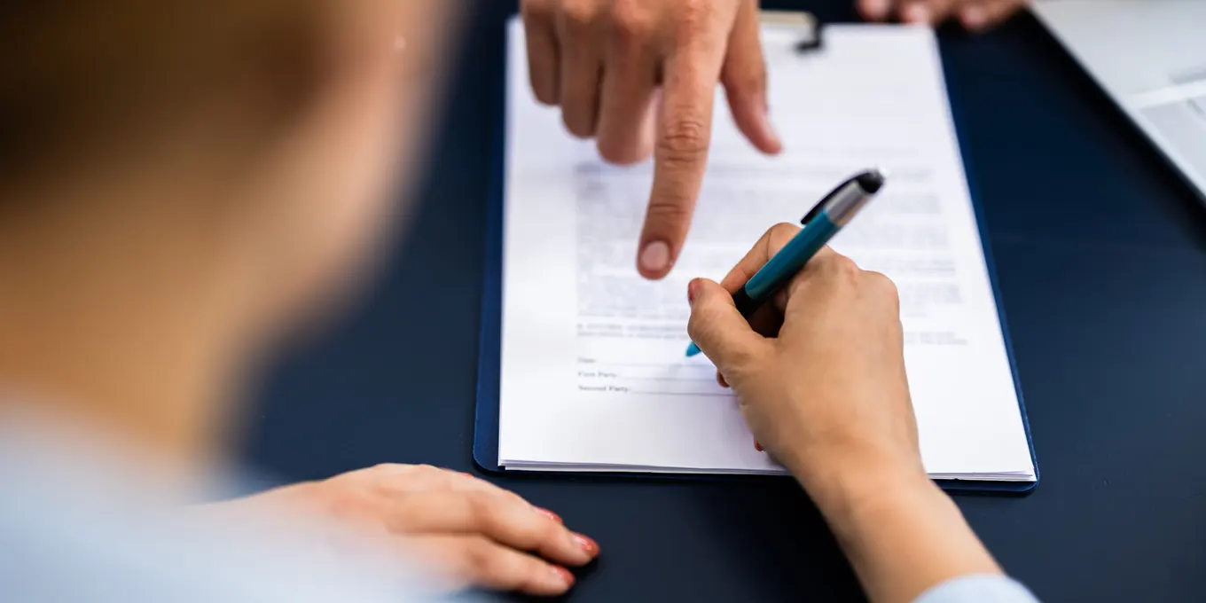 Documents juridiques professionnels organisés sur un bureau incluant contrat de travail et statuts de société